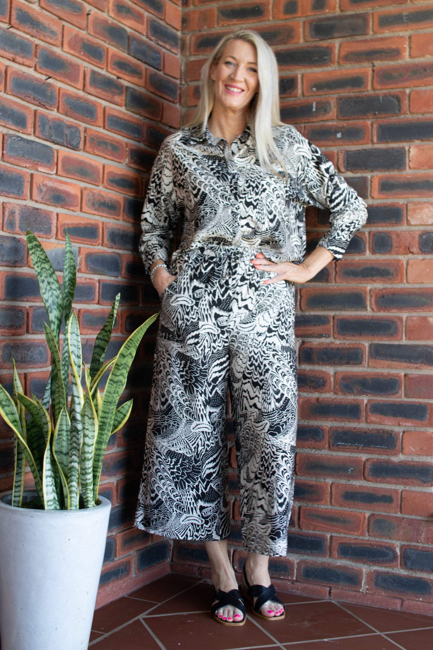 BUTTON UP BLOUSE - BLACK & WHITE ABSTRACT