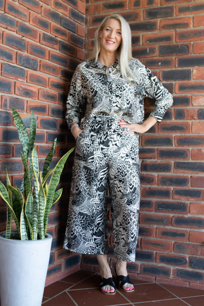 BUTTON UP BLOUSE - BLACK & WHITE ABSTRACT